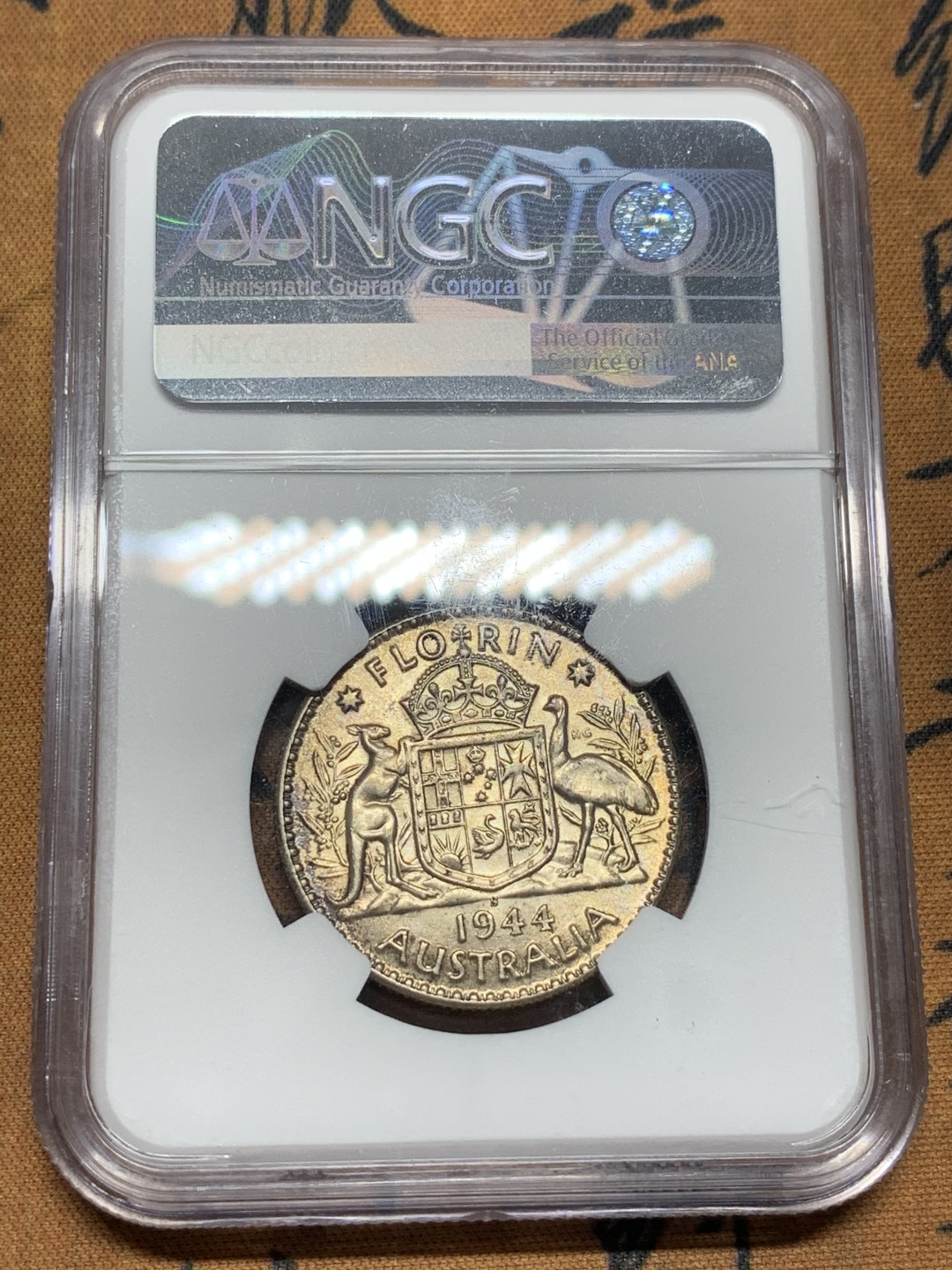 《竞宝斋》第84场-本周日，周一2场连拍（全场不限金额包邮） NGC  MS63澳大利亚1944年S厂1佛洛琳银币淡黄包浆，细节完美