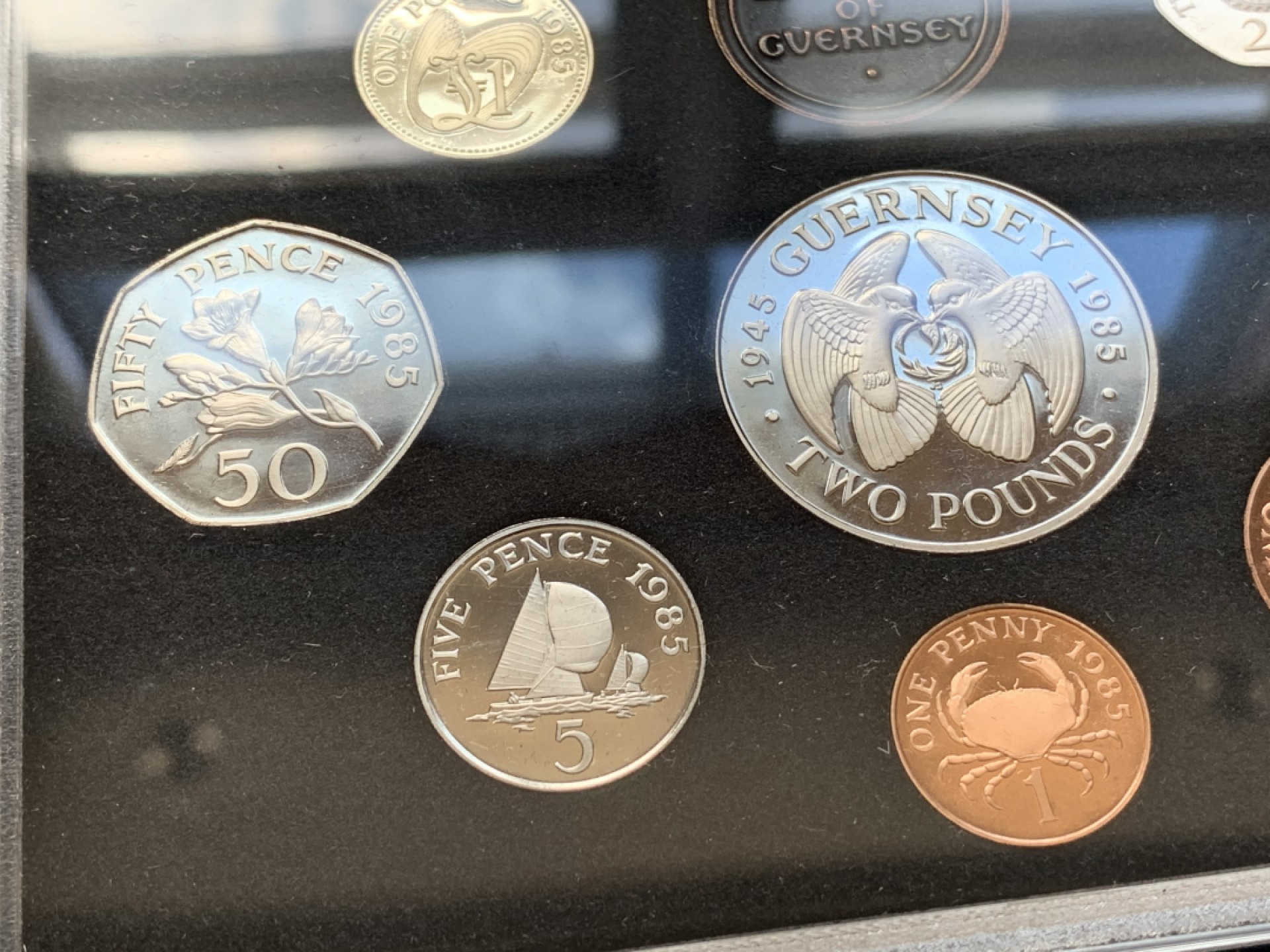 《竞宝斋》第84场-本周日，周一2场连拍（全场不限金额包邮） PROOF原盒装证书英属格恩济1985年8枚套币  发行量2500套