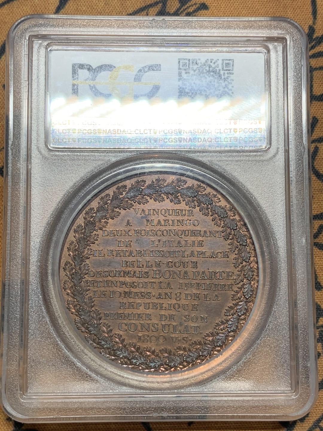 《竞宝斋》第84场-本周日，周一2场连拍（全场不限金额包邮） PCGS SP65BN 1800年原铸法国铜章 致敬里昂的重建者拿破仑波拿巴 共和八年第一执政 经典的凯撒头 超高浮雕加厚盒 实物观感极佳 外拍热门