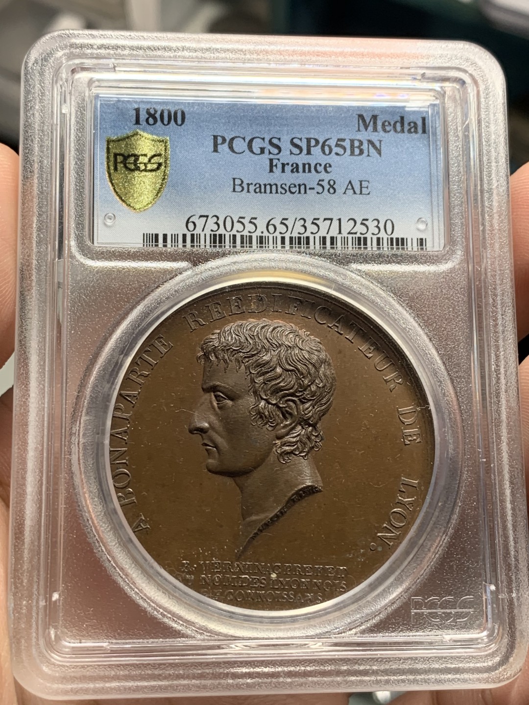 《竞宝斋》第84场-本周日，周一2场连拍（全场不限金额包邮） PCGS SP65BN 1800年原铸法国铜章 致敬里昂的重建者拿破仑波拿巴 共和八年第一执政 经典的凯撒头 超高浮雕加厚盒 实物观感极佳 外拍热门