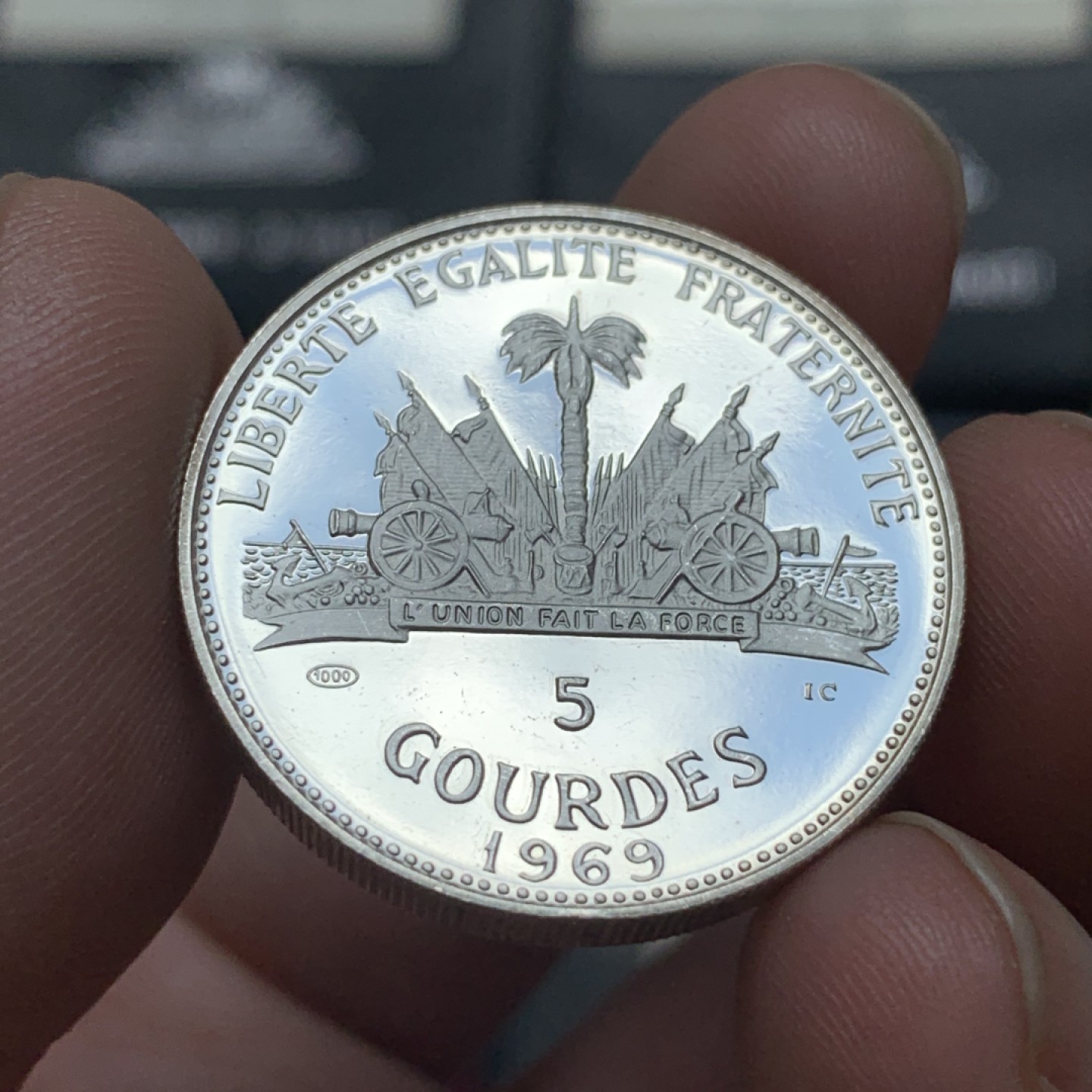 《竞宝斋》第84场-本周日，周一2场连拍（全场不限金额包邮） PROOF原包装海地1968、1969年5.10.25盾三枚纪念银套币  独立包装   5盾  1969年 1175枚最少的一年 23.52g    0.999