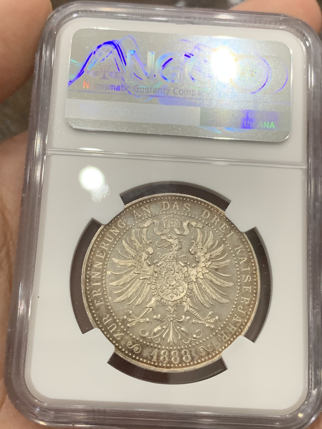 《竞宝斋》第84场-本周日，周一2场连拍（全场不限金额包邮） NGC MS62德国1888年三皇年威廉一、二世，腓特烈三世帝国鹰纪念银章，镜面底板，祖孙三代的经典形象