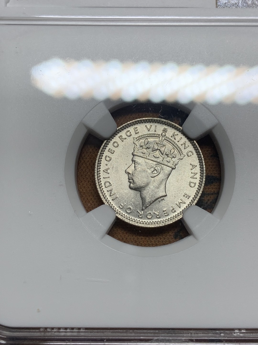 《竞宝斋》第84场-本周日，周一2场连拍（全场不限金额包邮） NGC-MS63 马来亚1945年10分银币。少见年份(常见是1941年)。