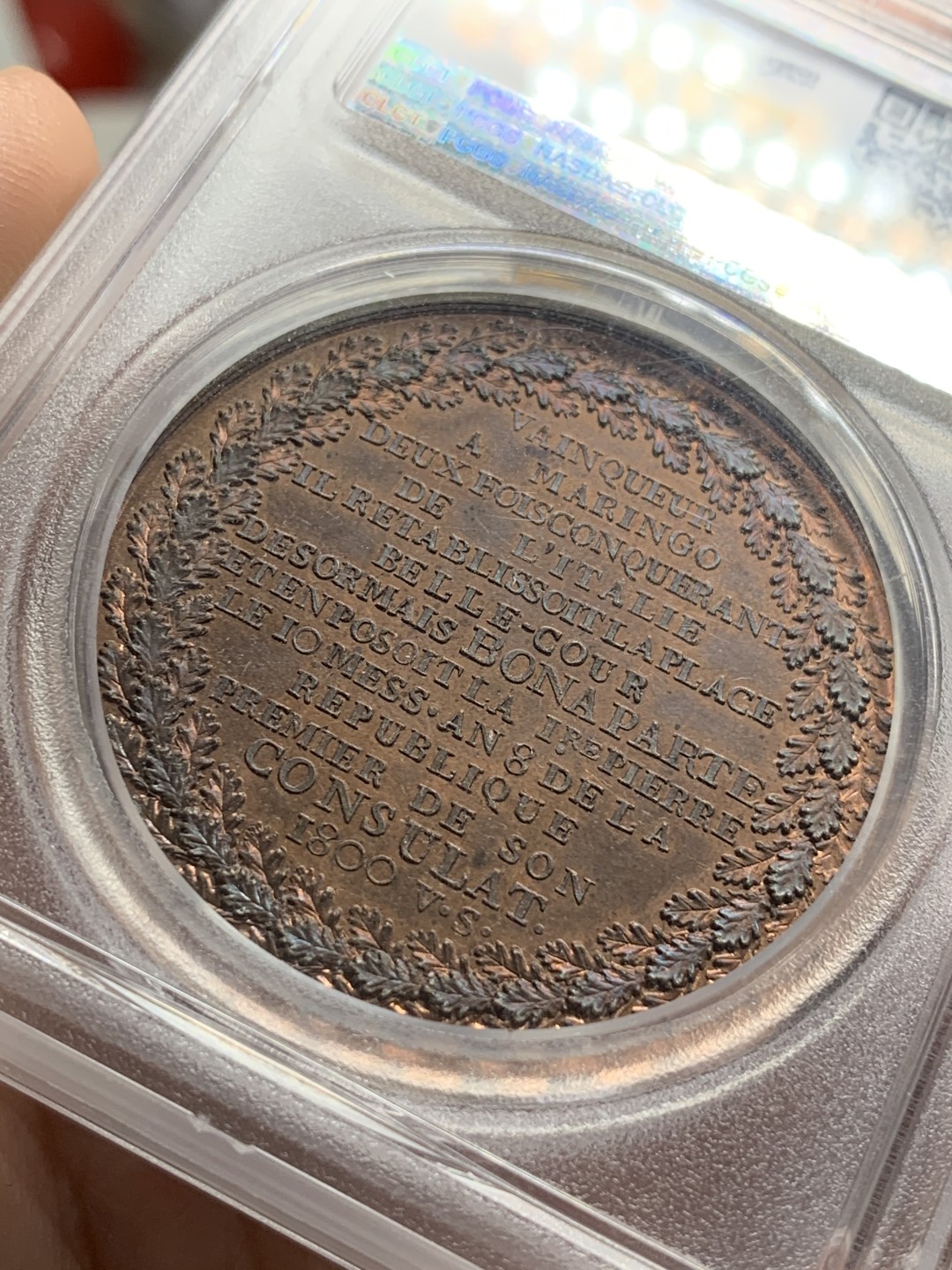 《竞宝斋》第84场-本周日，周一2场连拍（全场不限金额包邮） PCGS SP65BN 1800年原铸法国铜章 致敬里昂的重建者拿破仑波拿巴 共和八年第一执政 经典的凯撒头 超高浮雕加厚盒 实物观感极佳 外拍热门