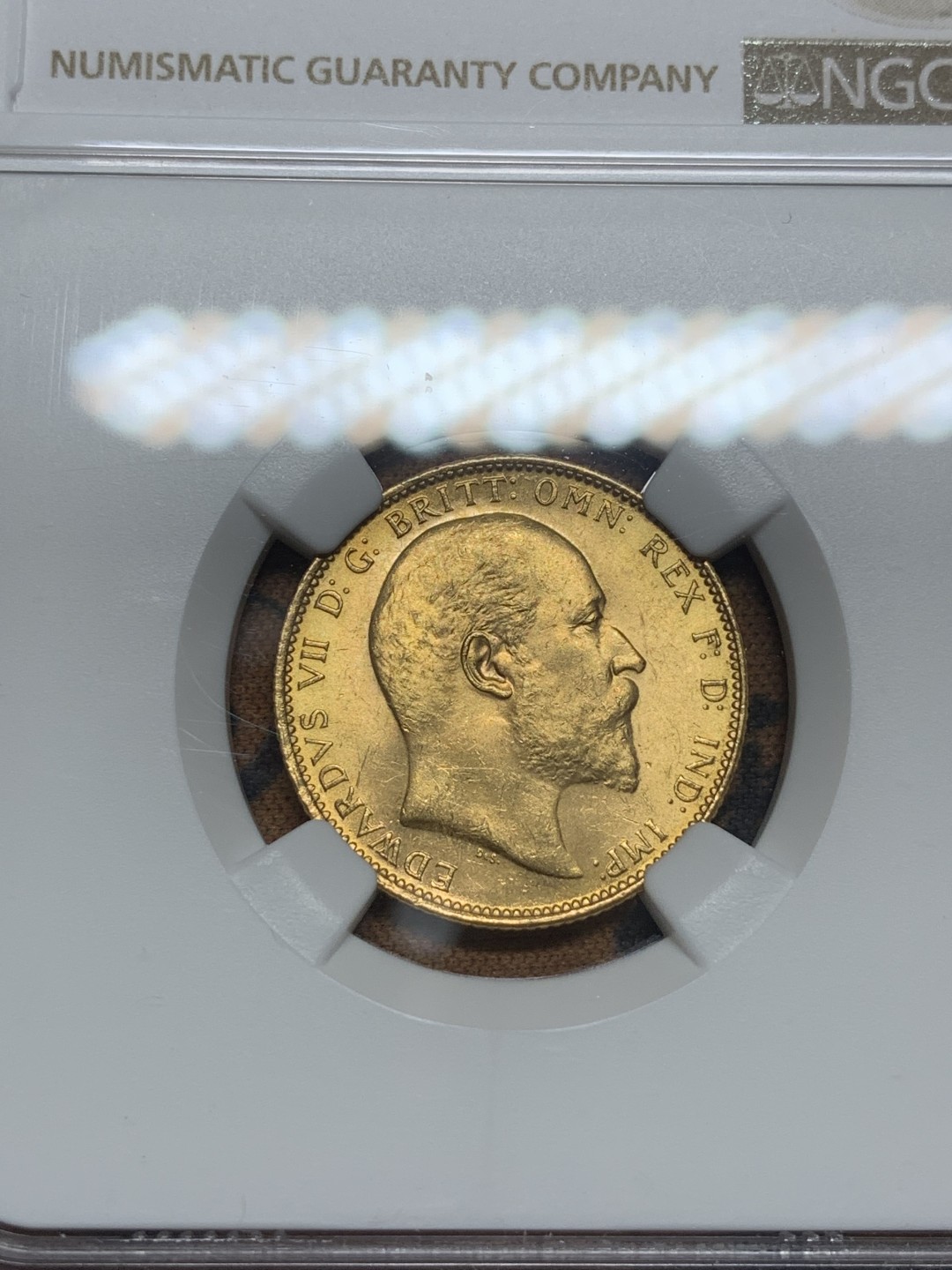 《竞宝斋》第84场-本周日，周一2场连拍（全场不限金额包邮） NGC-MS63 英属澳大利亚1907年 爱德华七世 1SOV 马剑金币 少见品种