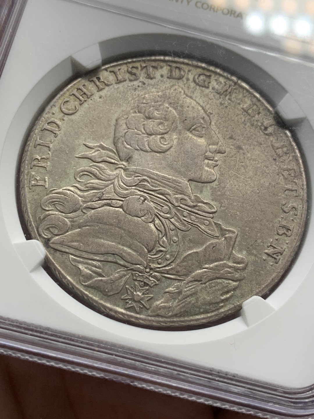 《竞宝斋》第84场-本周日，周一2场连拍（全场不限金额包邮） NGC-XF 神圣罗马帝国 勃兰登堡-拜罗伊特 1766年 1泰勒 银币 图案细节清晰 霍亨索伦家族 盔甲头像 双狮扶复杂盾徽