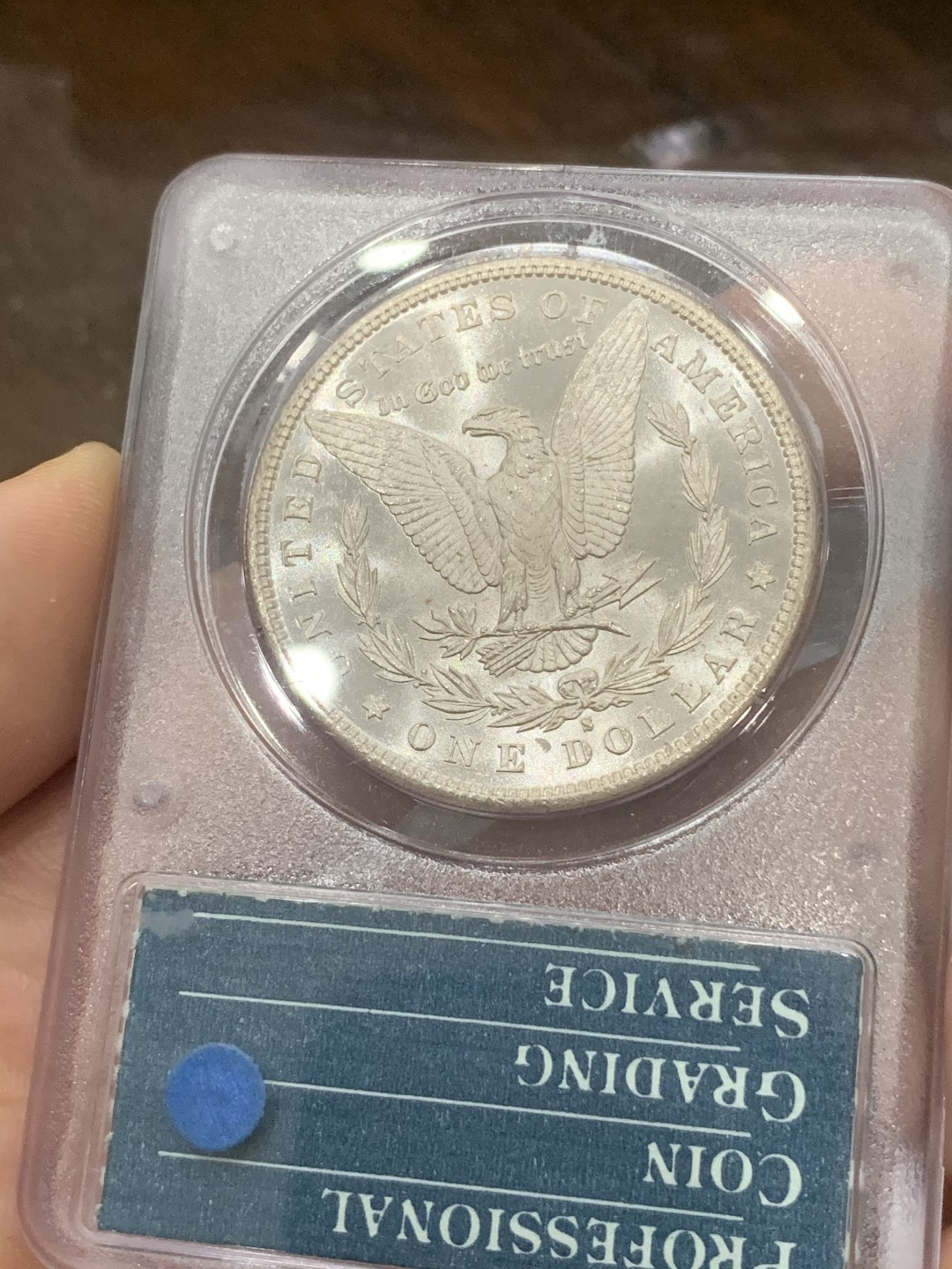 《竞宝斋》第84场-本周日，周一2场连拍（全场不限金额包邮） 摇摇乐老盒 PCGS-MS63 美国 1881年S版 1美元 摩根银币 极美原光摩根白币 底板丝滑赏心悦目 光度很好