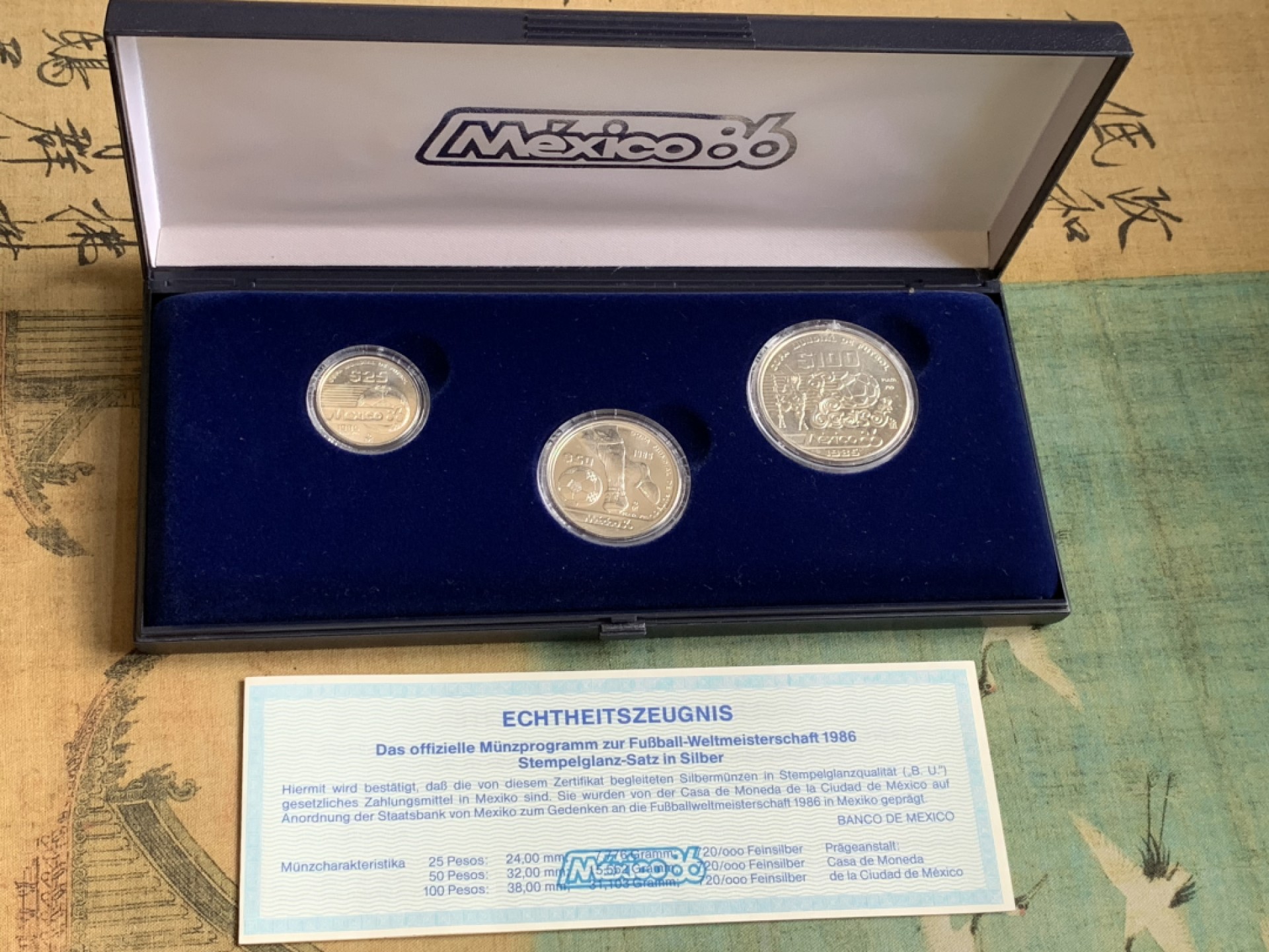 《竞宝斋》第84场-本周日，周一2场连拍（全场不限金额包邮） 原盒装证书墨西哥1985年世界杯足球赛三枚纪念银套币  25P   7.776g   50P   15.552g     100P  31.103g