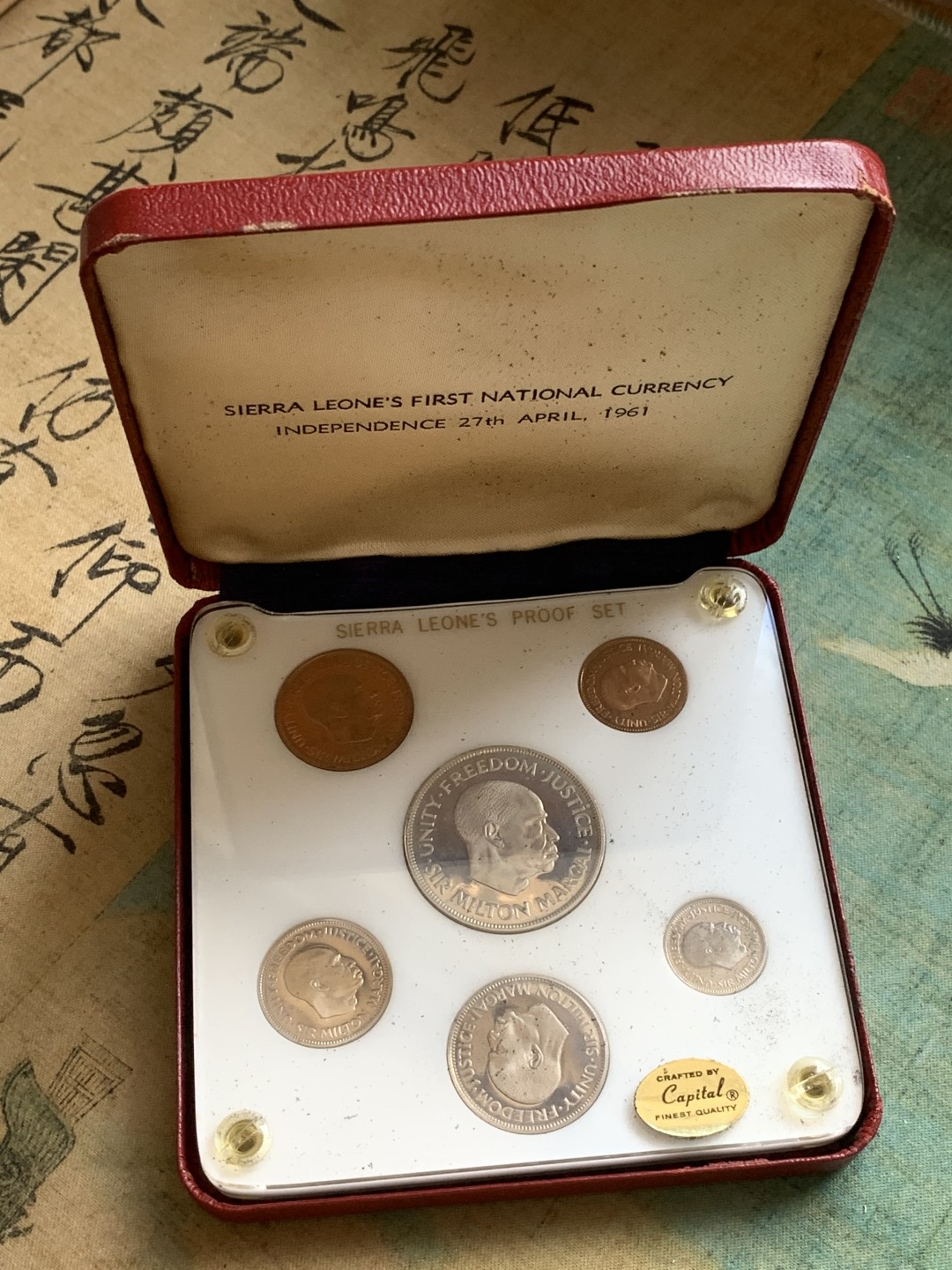 《竞宝斋》第84场-本周日，周一2场连拍（全场不限金额包邮） 1964年塞拉利昂精制套币 原盒镜面好品