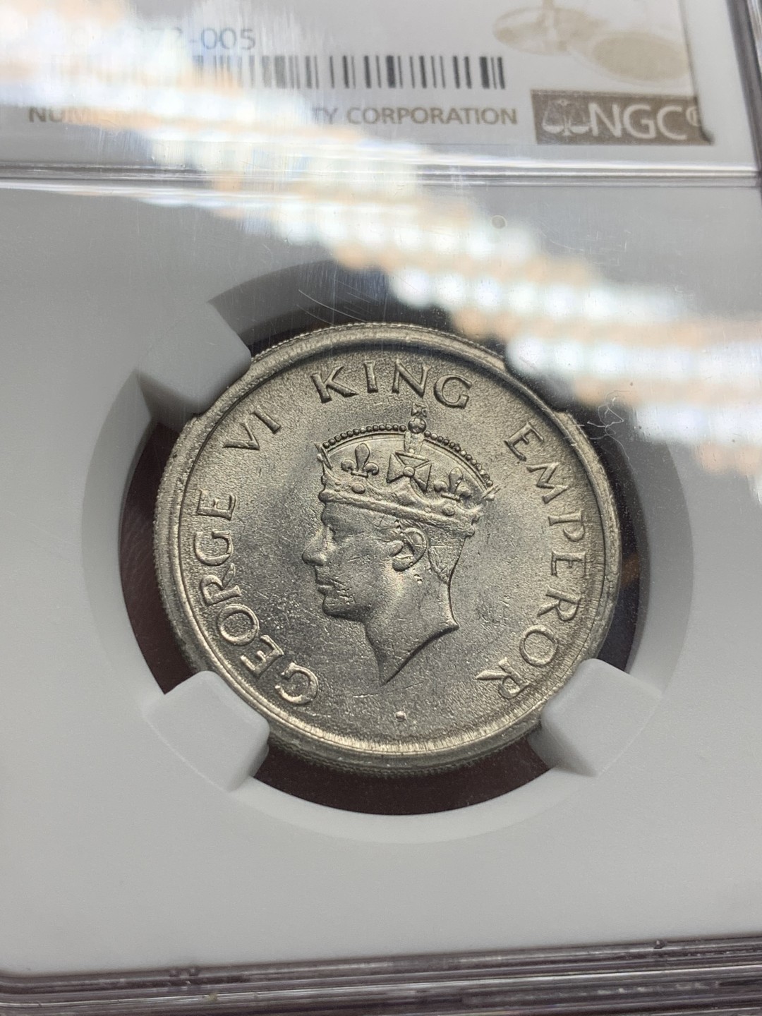 《竞宝斋》第84场-本周日，周一2场连拍（全场不限金额包邮） NGC MS62 英属印度 乔六 1947年1卢比 状态不错