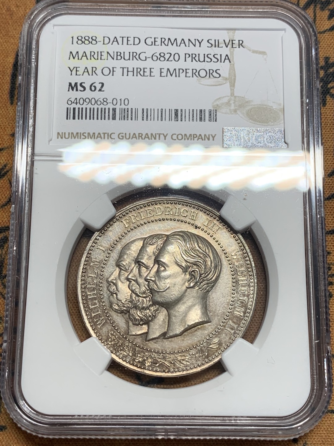 《竞宝斋》第84场-本周日，周一2场连拍（全场不限金额包邮） NGC MS62德国1888年三皇年威廉一、二世，腓特烈三世帝国鹰纪念银章，镜面底板，祖孙三代的经典形象