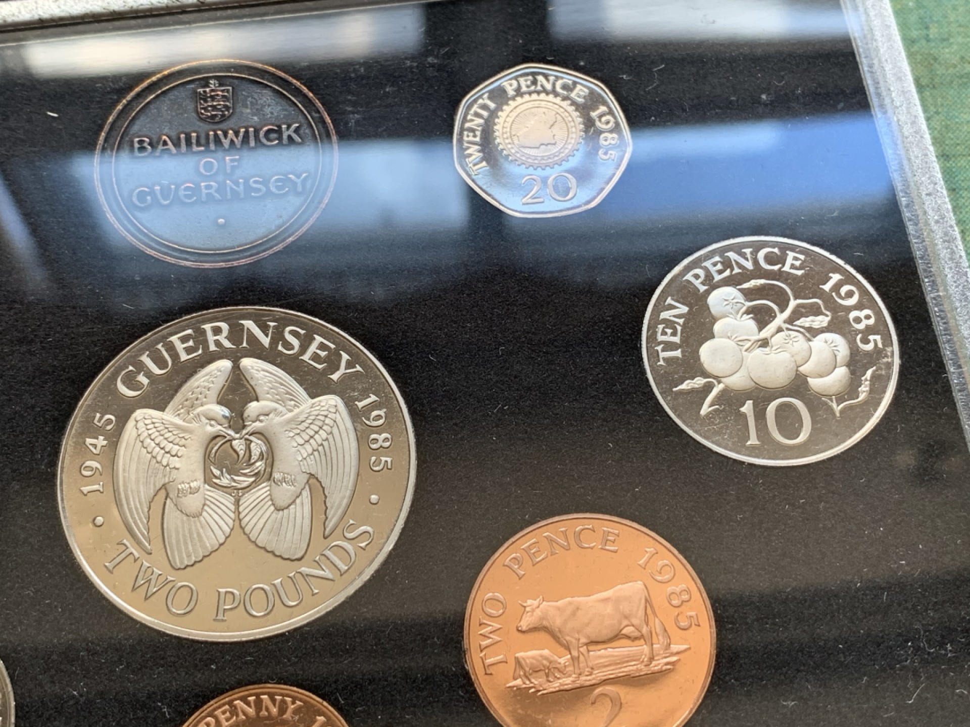 《竞宝斋》第84场-本周日，周一2场连拍（全场不限金额包邮） PROOF原盒装证书英属格恩济1985年8枚套币  发行量2500套