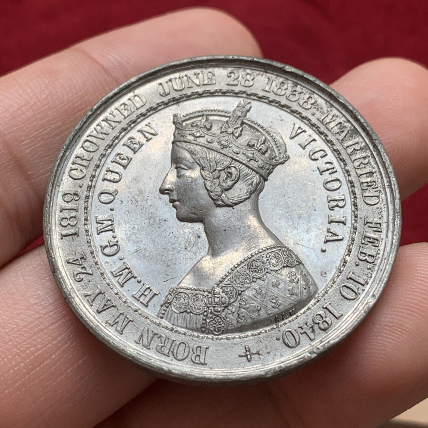 《竞宝斋》第84场-本周日，周一2场连拍（全场不限金额包邮） 1851年英国白色金属纪念章 伦敦世博会 38mm 小维经典哥特女王 背面是水晶宫及双天使女王夫妇头像 品相不错 高浮雕细节极佳 哥特克朗型历史章