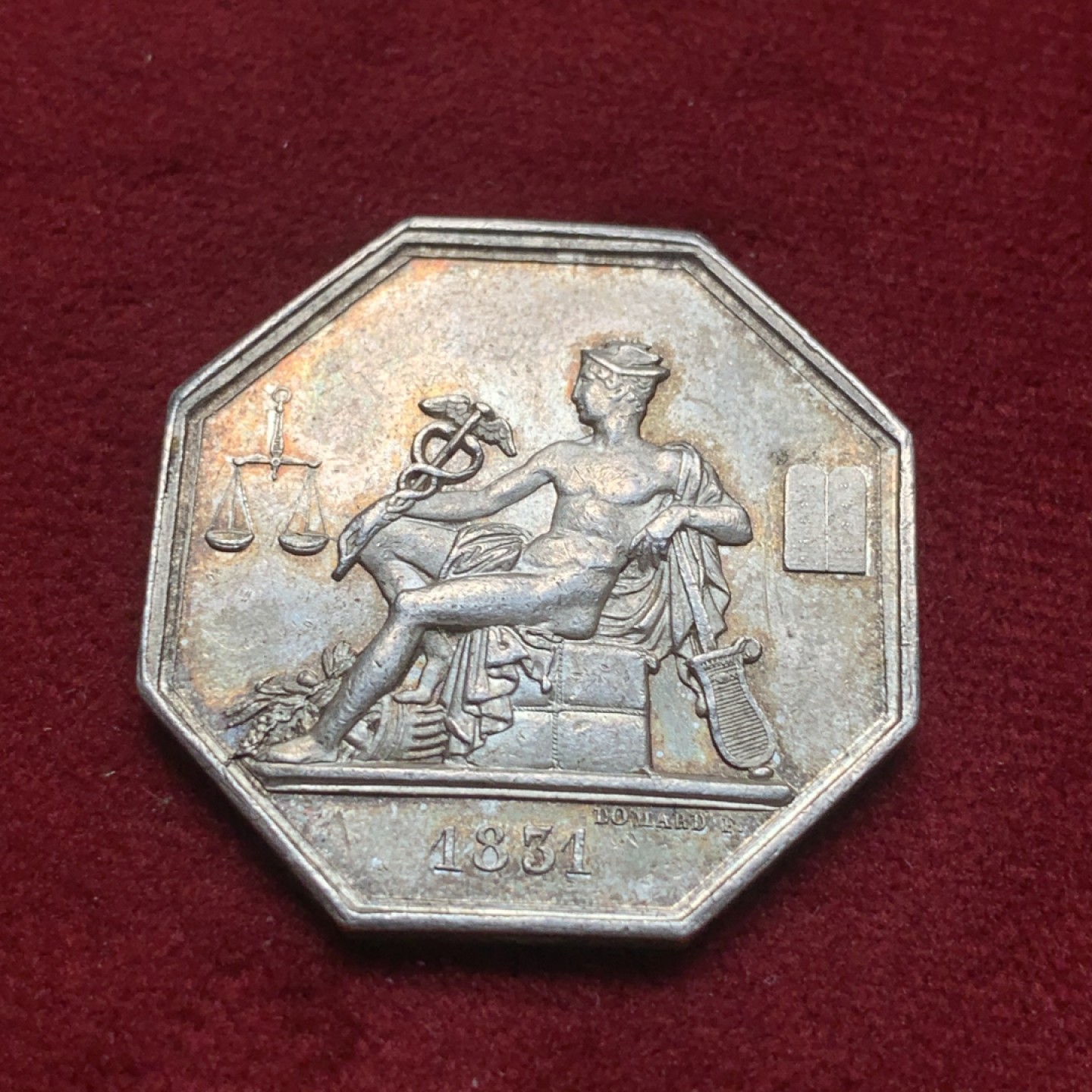 《竞宝斋》第84场-本周日，周一2场连拍（全场不限金额包邮） 1831 法国 八角形 银质代用币JETON  商业之神墨丘利，背面文字为政府专家委员会1822年7月27日法令