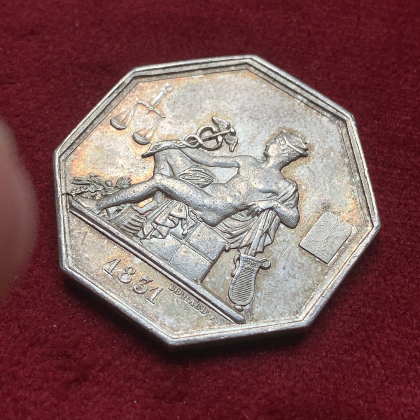 《竞宝斋》第84场-本周日，周一2场连拍（全场不限金额包邮） 1831 法国 八角形 银质代用币JETON  商业之神墨丘利，背面文字为政府专家委员会1822年7月27日法令