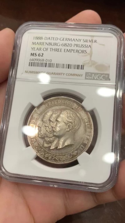 《竞宝斋》第84场-本周日，周一2场连拍（全场不限金额包邮） NGC MS62德国1888年三皇年威廉一、二世，腓特烈三世帝国鹰纪念银章，镜面底板，祖孙三代的经典形象