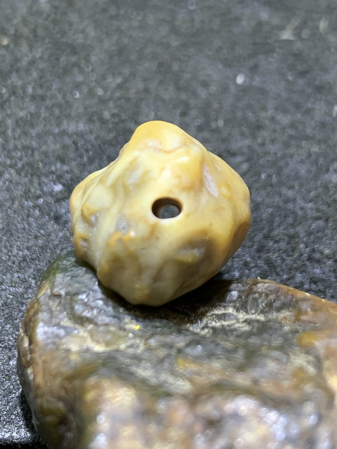 精美阿拉善筋脉石原石珠子一颗