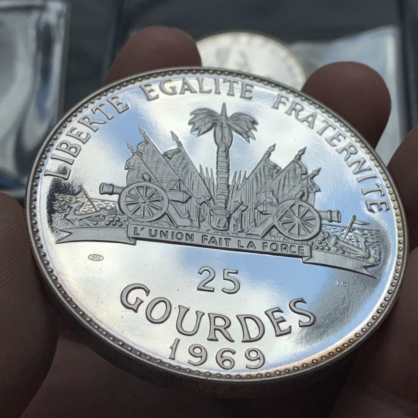 《竞宝斋》第84场-本周日，周一2场连拍（全场不限金额包邮） PROOF原包装海地1968、1969年5.10.25盾三枚纪念银套币  独立包装   5盾  1969年 1175枚最少的一年 23.52g    0.999