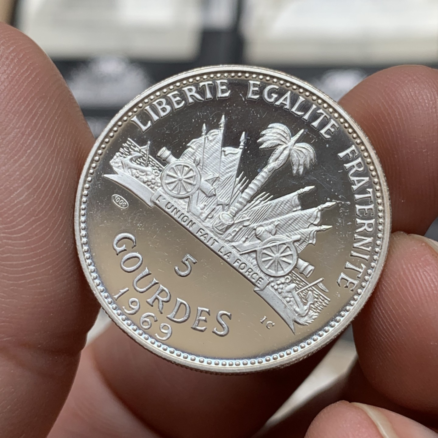 《竞宝斋》第84场-本周日，周一2场连拍（全场不限金额包邮） PROOF原包装海地1968、1969年5.10.25盾三枚纪念银套币  独立包装   5盾  1969年 1175枚最少的一年 23.52g    0.999