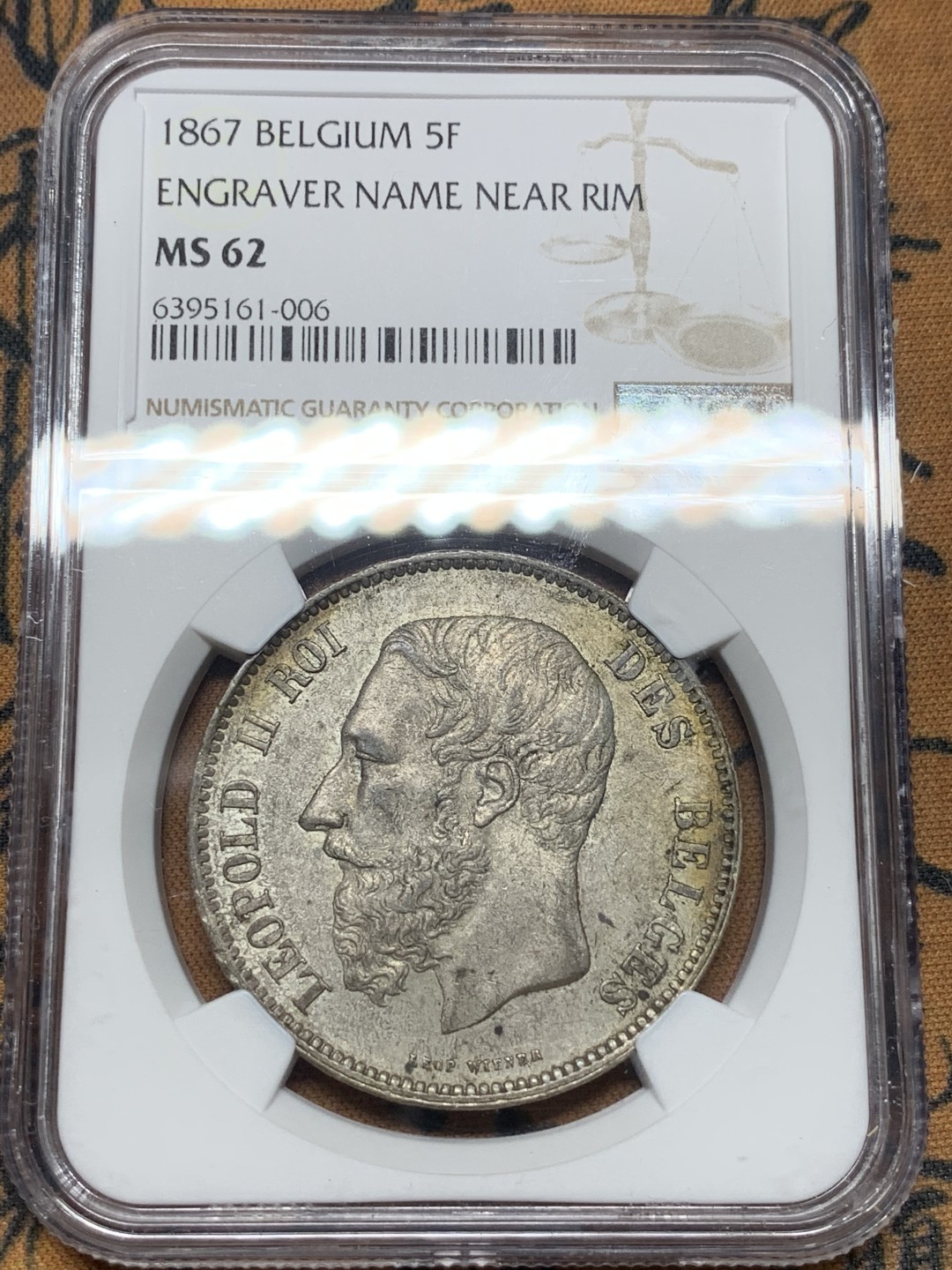 《竞宝斋》第84场-本周日，周一2场连拍（全场不限金额包邮） 唯一冠军分 NGC-MS62 比利时1867年 利奥波德5法郎大银币 “变体 签字靠近边缘” 非常稀少