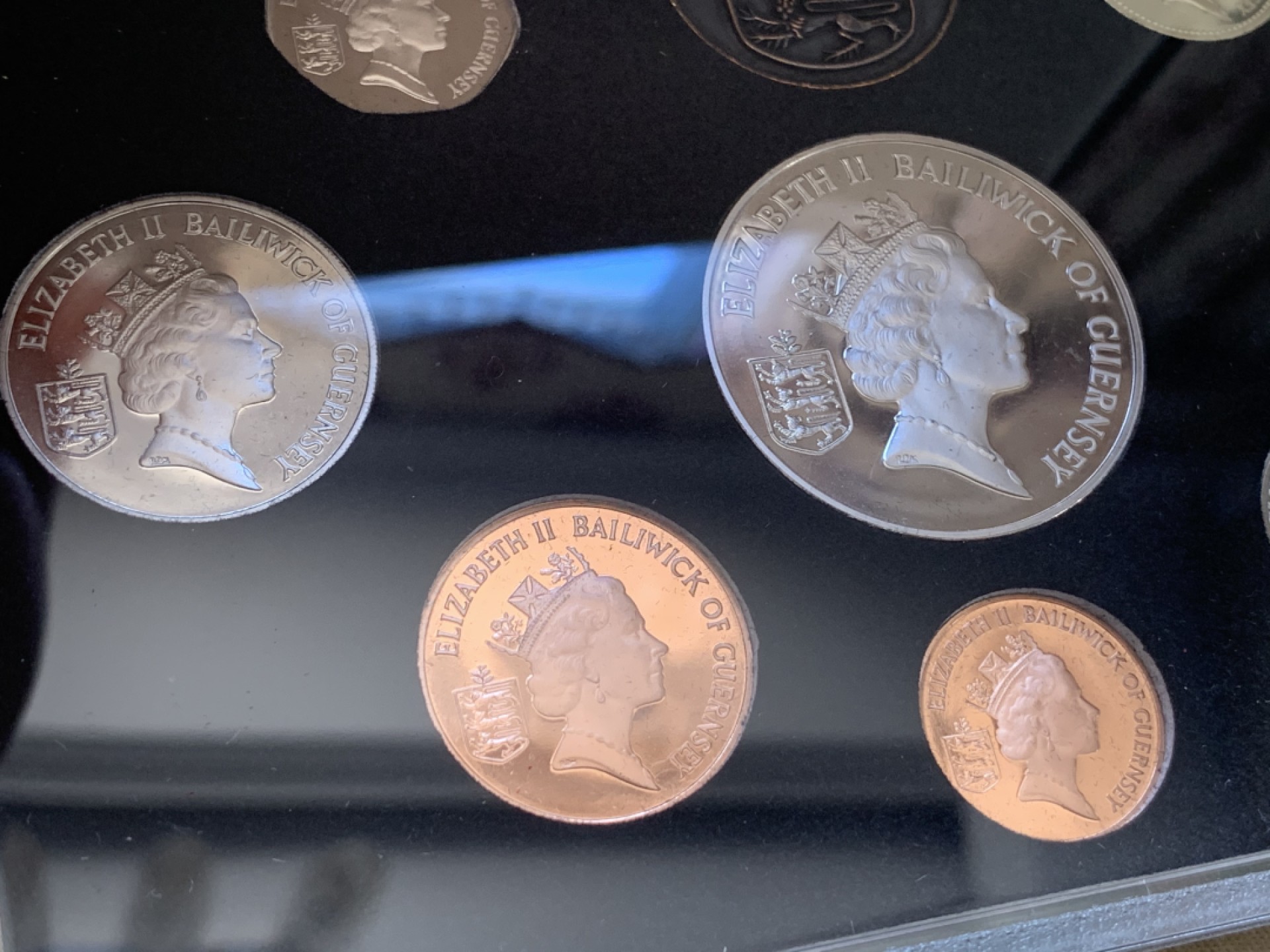 《竞宝斋》第84场-本周日，周一2场连拍（全场不限金额包邮） PROOF原盒装证书英属格恩济1985年8枚套币  发行量2500套