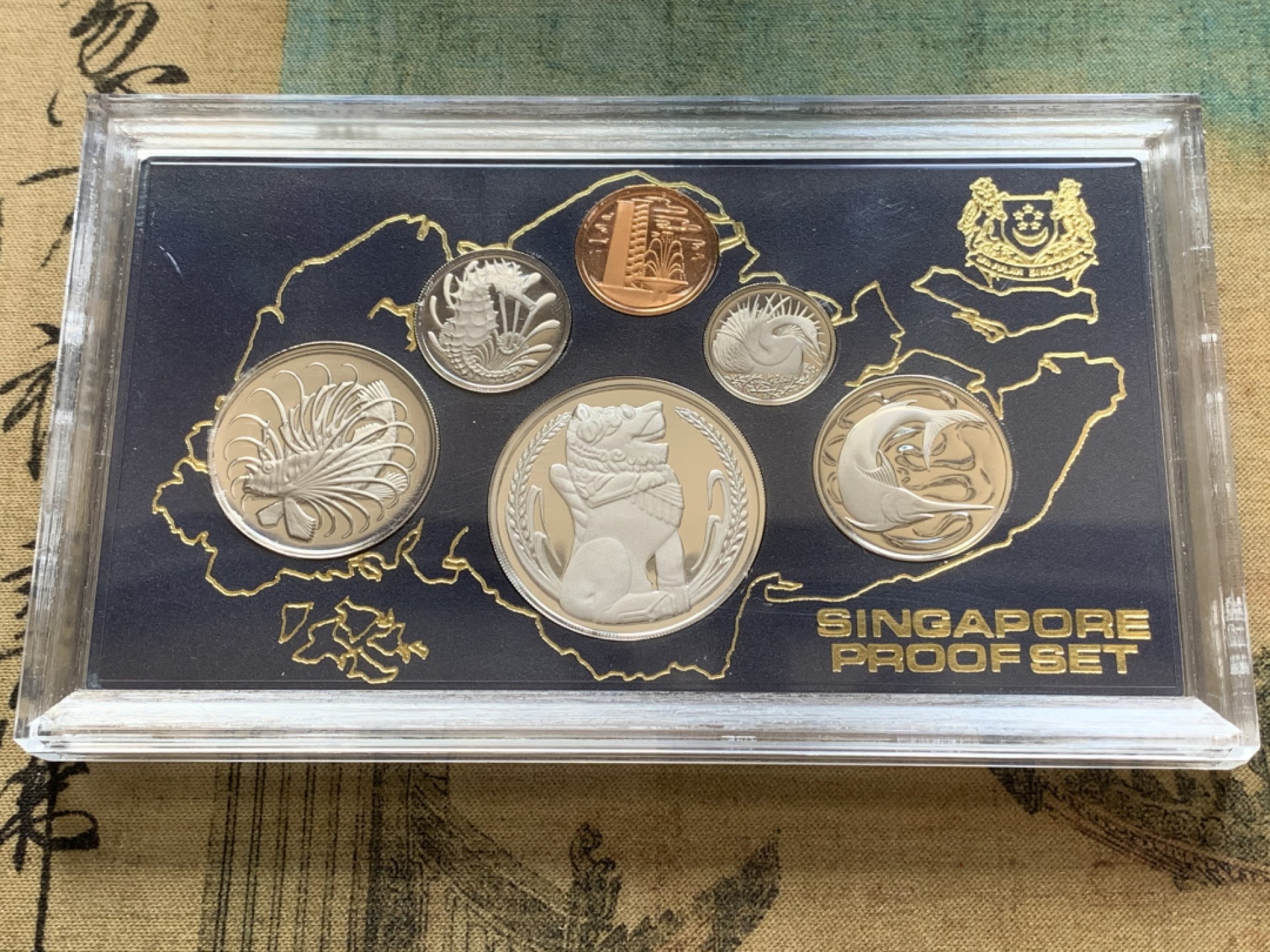 《竞宝斋》第84场-本周日，周一2场连拍（全场不限金额包邮） 新加坡 1983年 Proof精制含银套币 新加坡经典图案 银币 木盒包装含18.05克大银 镜面+喷砂工艺交相辉映 全品未氧化