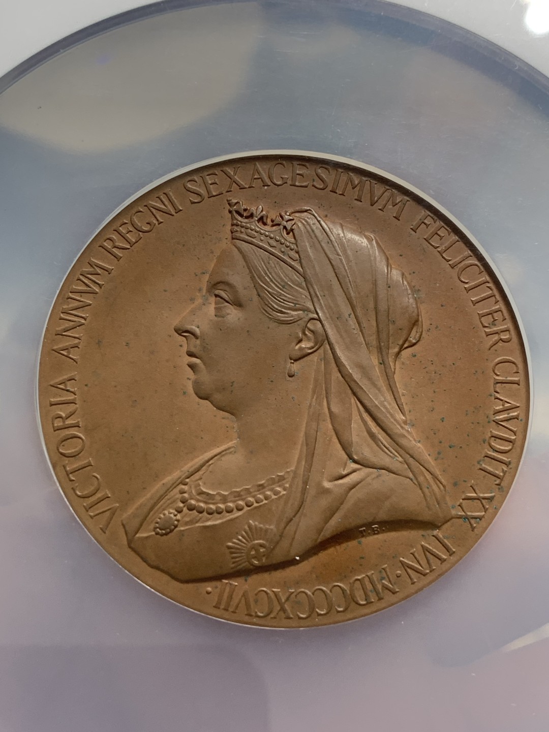 《竞宝斋》第84场-本周日，周一2场连拍（全场不限金额包邮） NGC UNC 1897年维多利亚登基60周年纪念大铜章 铜光饱满 底板丝滑 NGC严评 现在超大盒光评级费也两百多了