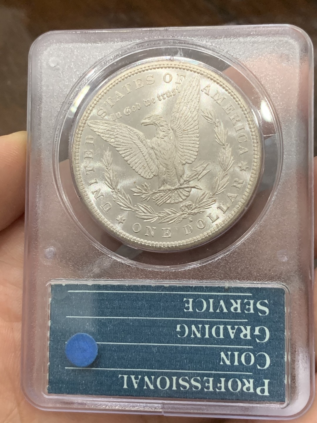 《竞宝斋》第84场-本周日，周一2场连拍（全场不限金额包邮） 摇摇乐老盒 PCGS-MS63 美国 1881年S版 1美元 摩根银币 极美原光摩根白币 底板丝滑赏心悦目 光度很好