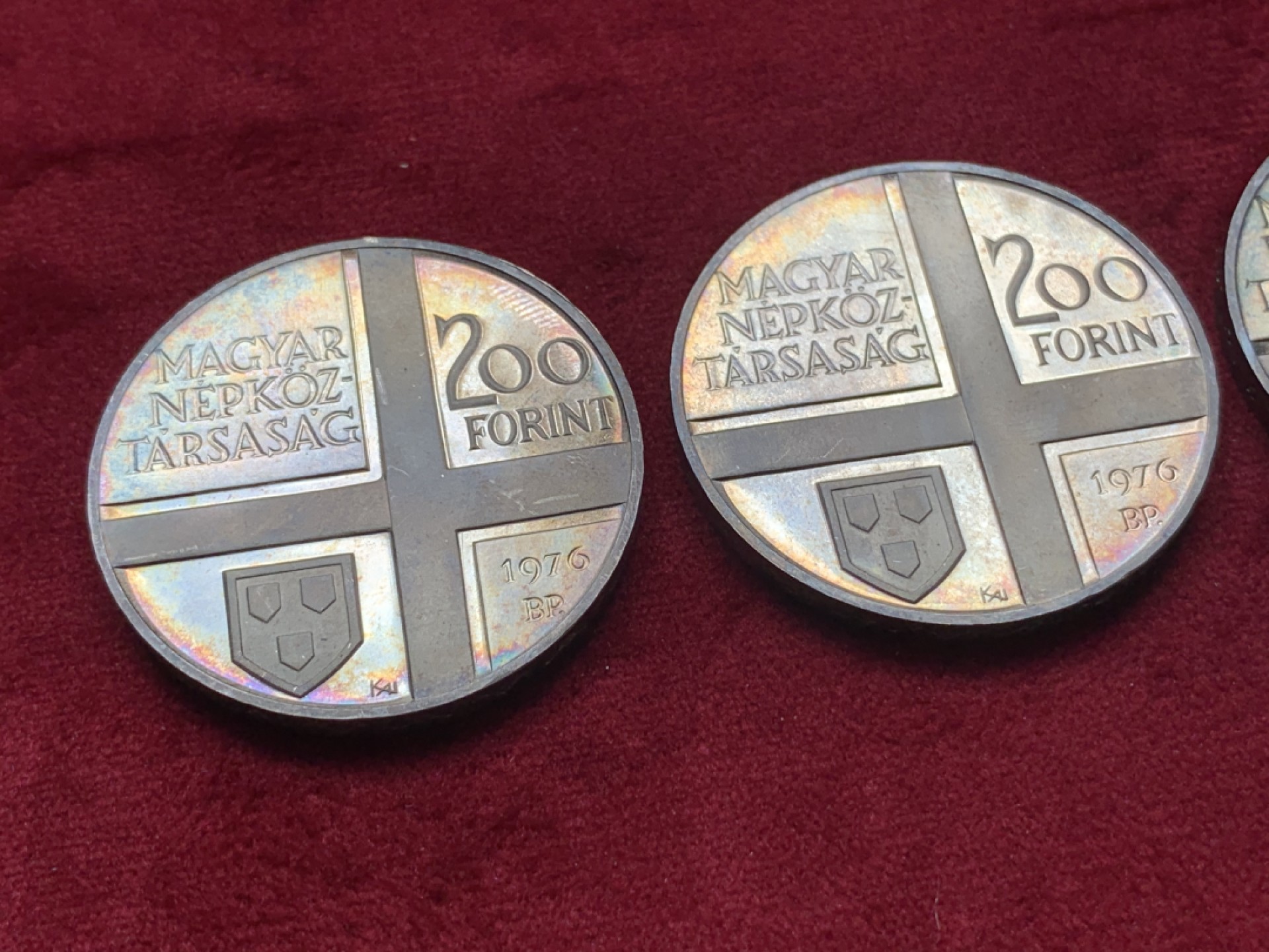 《竞宝斋》第84场-本周日，周一2场连拍（全场不限金额包邮） PROOF精美原盒包装匈牙利1976年200福林纪念银币三枚套  发行量5000枚  28.00g*3 