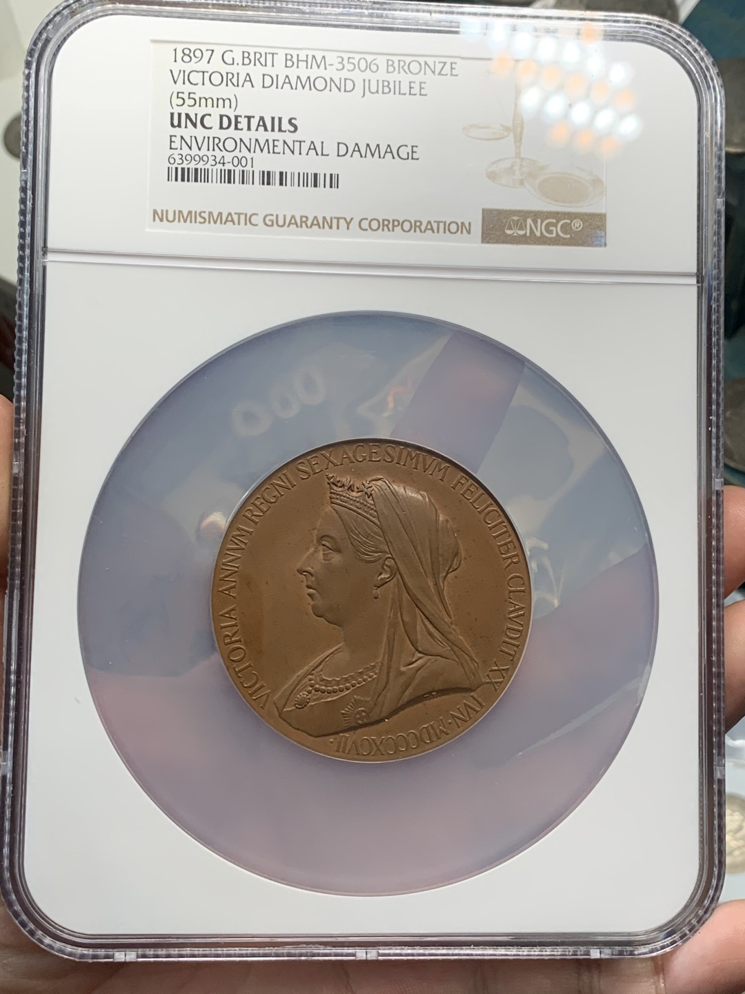 《竞宝斋》第84场-本周日，周一2场连拍（全场不限金额包邮） NGC UNC 1897年维多利亚登基60周年纪念大铜章 铜光饱满 底板丝滑 NGC严评 现在超大盒光评级费也两百多了