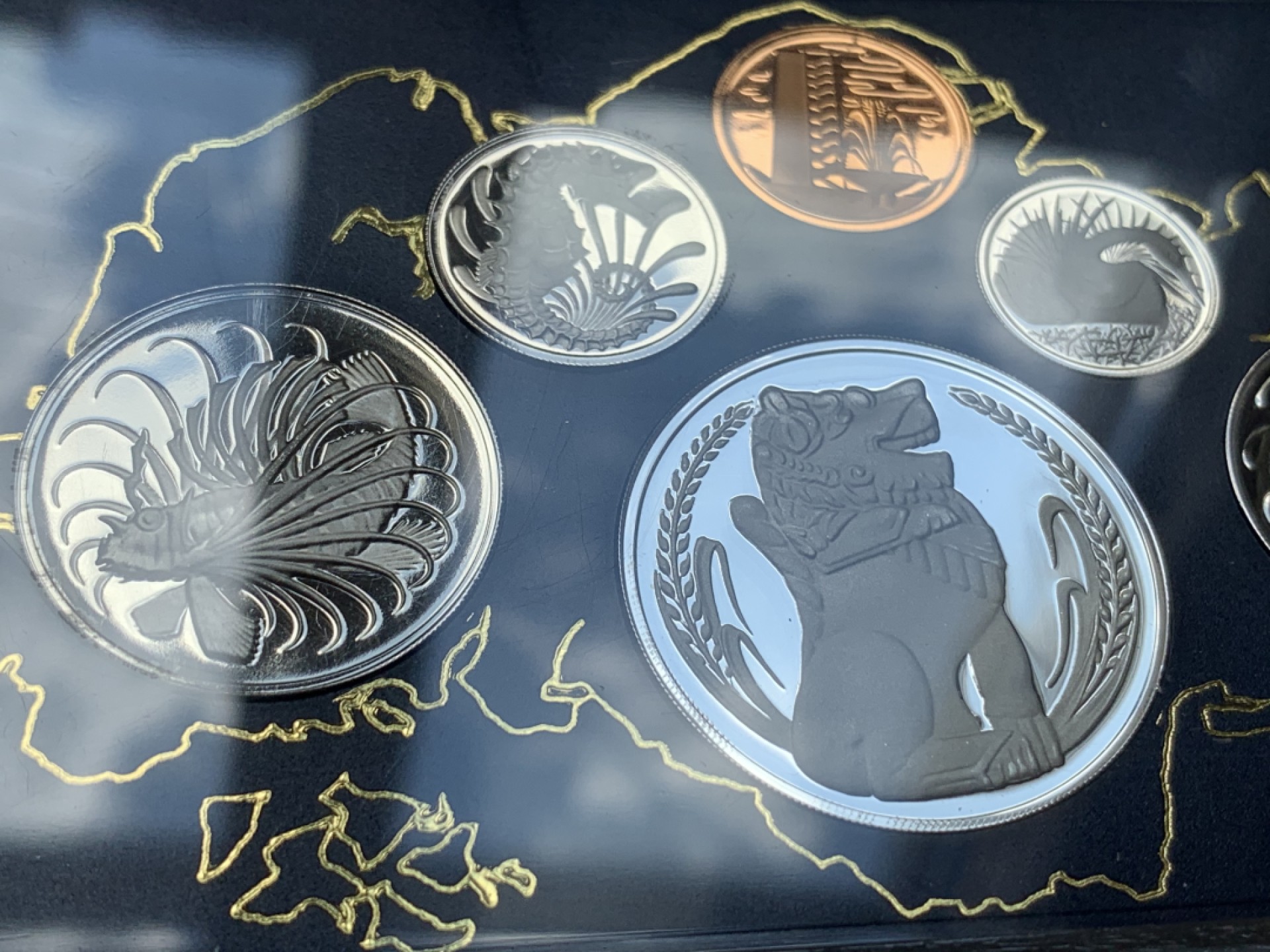 《竞宝斋》第84场-本周日，周一2场连拍（全场不限金额包邮） 新加坡 1983年 Proof精制含银套币 新加坡经典图案 银币 木盒包装含18.05克大银 镜面+喷砂工艺交相辉映 全品未氧化