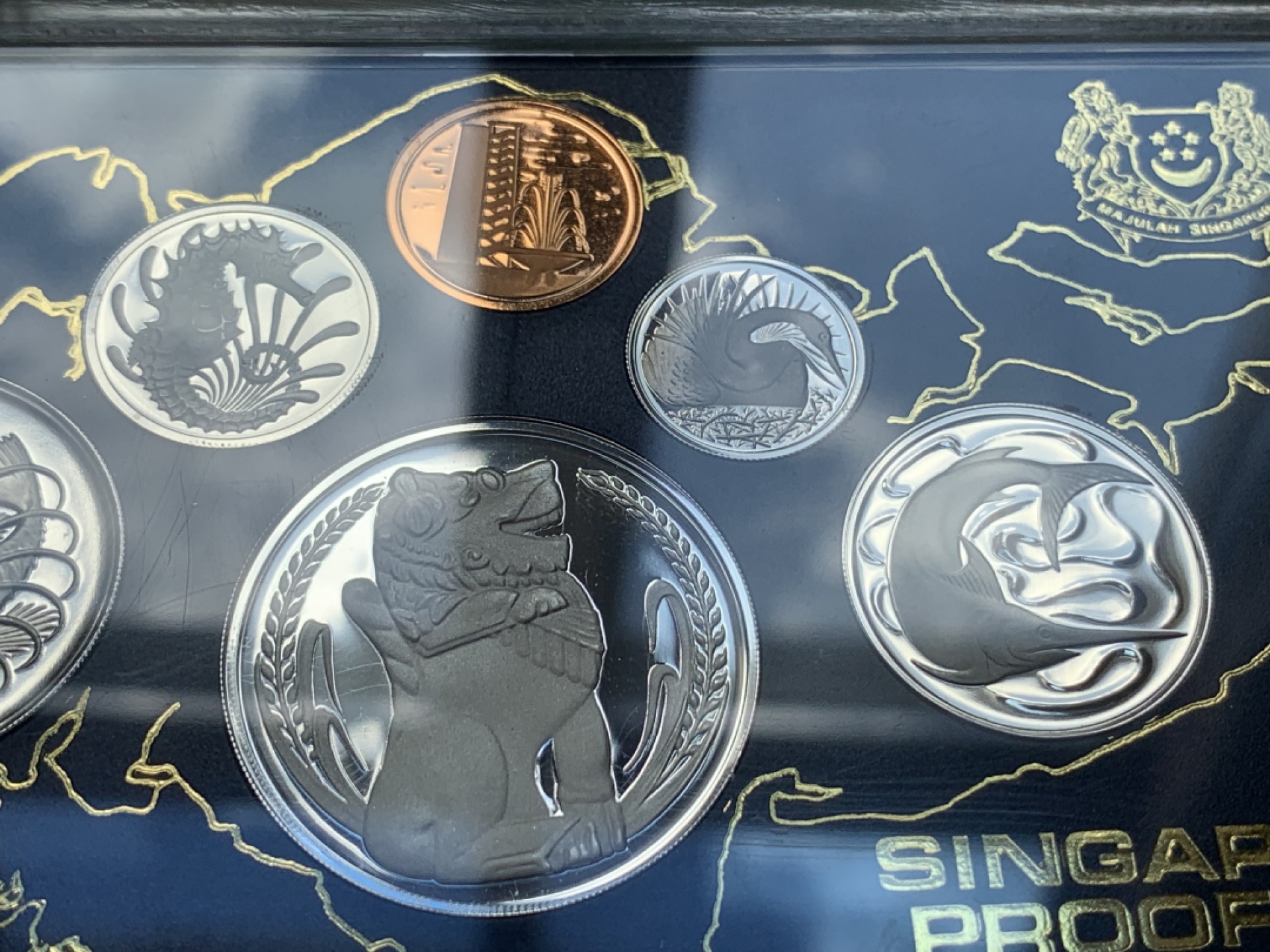 《竞宝斋》第84场-本周日，周一2场连拍（全场不限金额包邮） 新加坡 1983年 Proof精制含银套币 新加坡经典图案 银币 木盒包装含18.05克大银 镜面+喷砂工艺交相辉映 全品未氧化