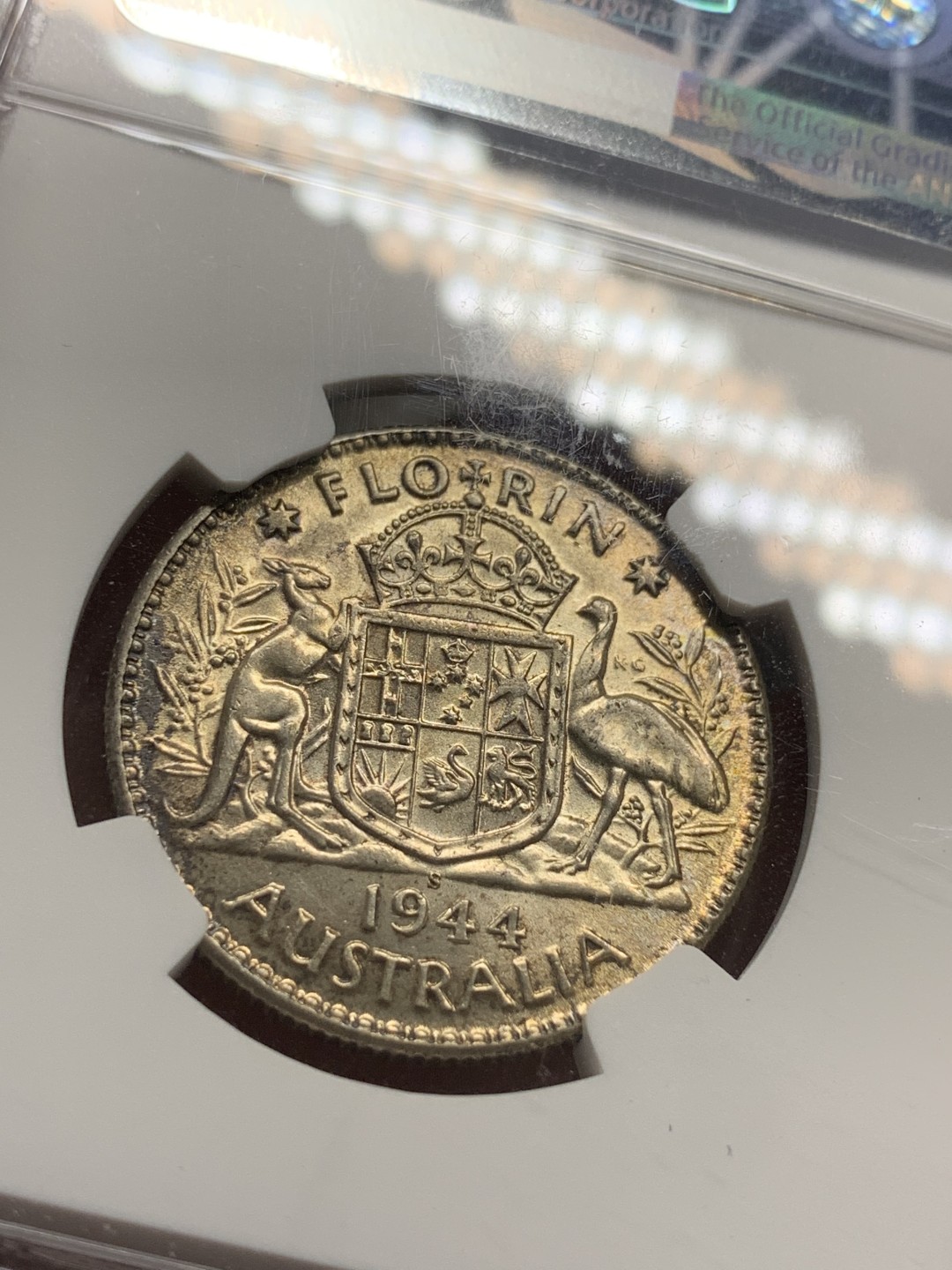 《竞宝斋》第84场-本周日，周一2场连拍（全场不限金额包邮） NGC  MS63澳大利亚1944年S厂1佛洛琳银币淡黄包浆，细节完美
