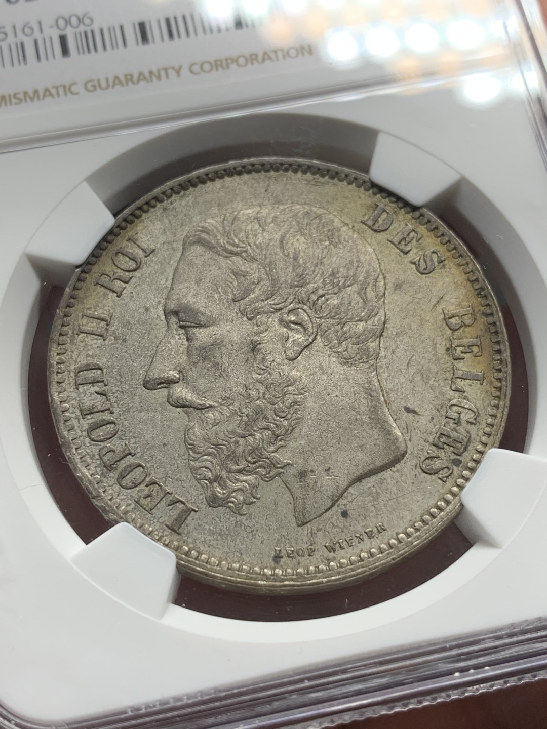 《竞宝斋》第84场-本周日，周一2场连拍（全场不限金额包邮） 唯一冠军分 NGC-MS62 比利时1867年 利奥波德5法郎大银币 “变体 签字靠近边缘” 非常稀少