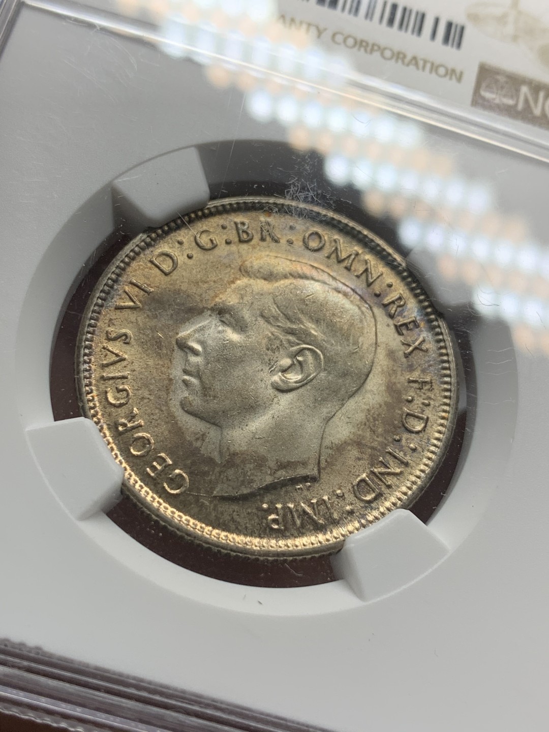 《竞宝斋》第84场-本周日，周一2场连拍（全场不限金额包邮） NGC  MS63澳大利亚1944年S厂1佛洛琳银币淡黄包浆，细节完美