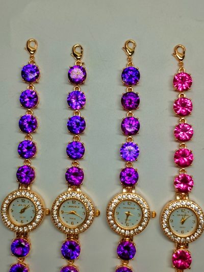 银鎏金镶宝石腕表， 宝石晶莹剔透光彩夺目，硬度达九，雕刻精美，佩带大气，正常使用，走时精准。 银鎏金镶宝石腕表， 宝石晶莹剔透光彩夺目，硬度达九，雕刻精美，佩带大气，正常使用，走时精准。