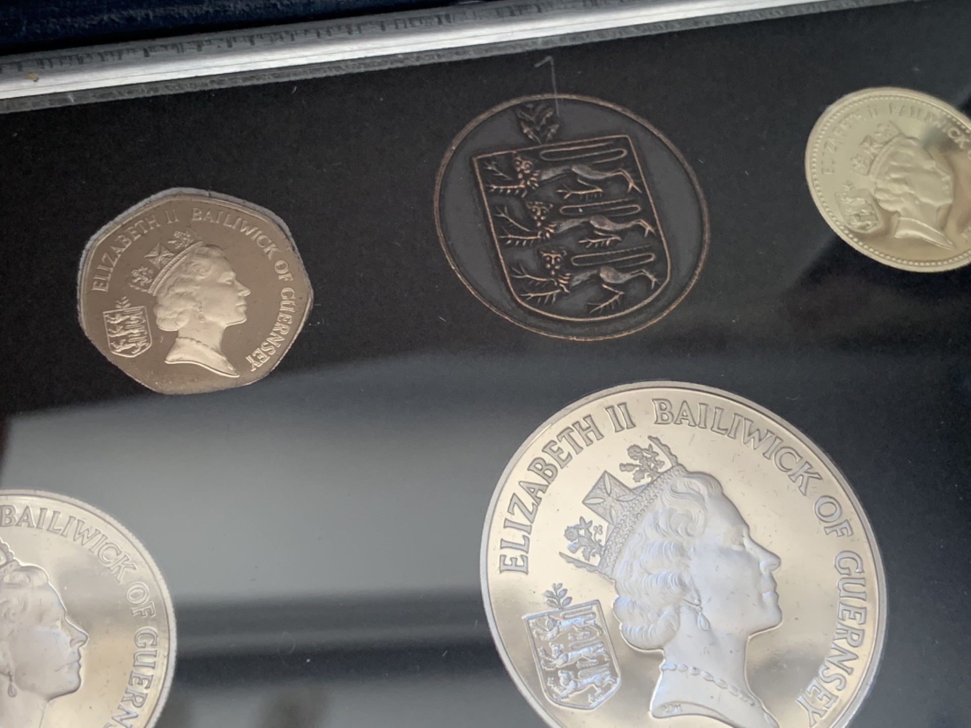 《竞宝斋》第84场-本周日，周一2场连拍（全场不限金额包邮） PROOF原盒装证书英属格恩济1985年8枚套币  发行量2500套