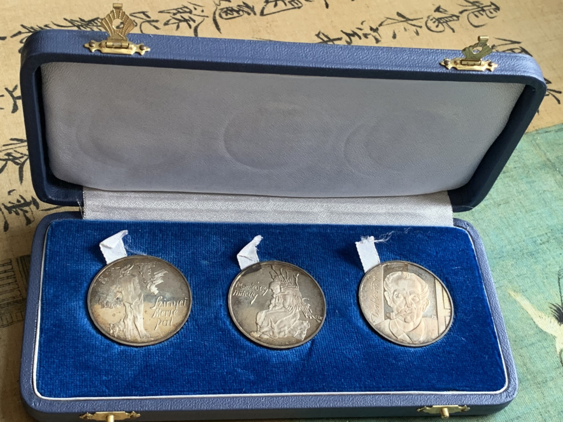 《竞宝斋》第84场-本周日，周一2场连拍（全场不限金额包邮） PROOF精美原盒包装匈牙利1976年200福林纪念银币三枚套  发行量5000枚  28.00g*3 