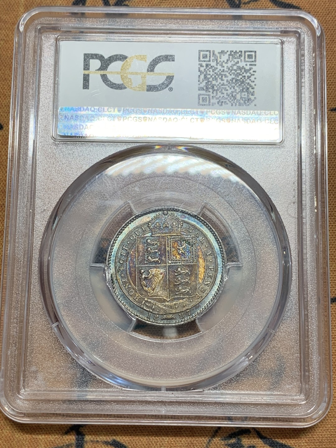 《竞宝斋》第84场-本周日，周一2场连拍（全场不限金额包邮） PCGS-MS62英国1887年维多利亚高冠一先令银币 两面彩虹彩 五彩斑斓美不胜收  细节也到位 不可多得的一颗 