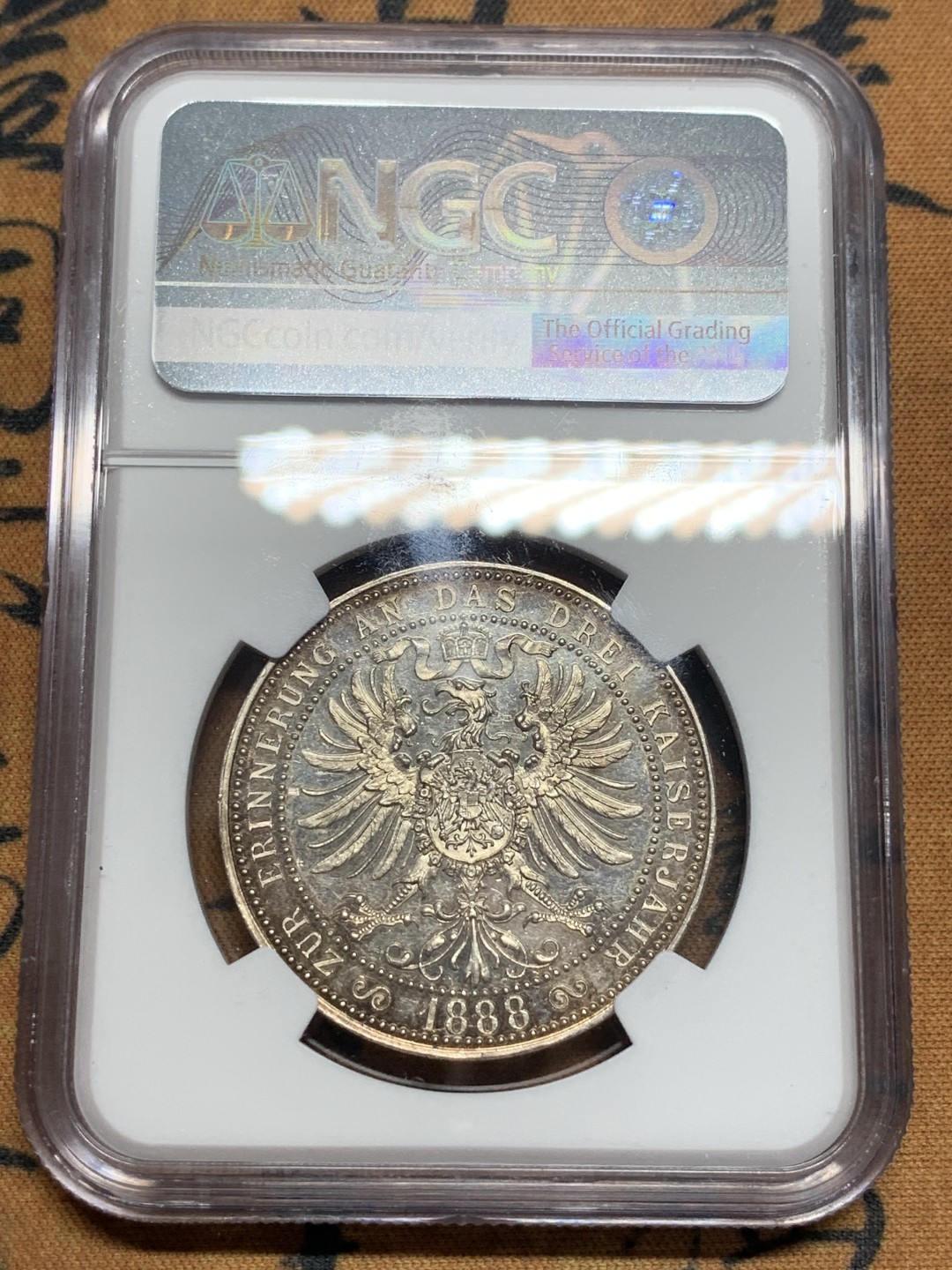 《竞宝斋》第84场-本周日，周一2场连拍（全场不限金额包邮） NGC MS62德国1888年三皇年威廉一、二世，腓特烈三世帝国鹰纪念银章，镜面底板，祖孙三代的经典形象