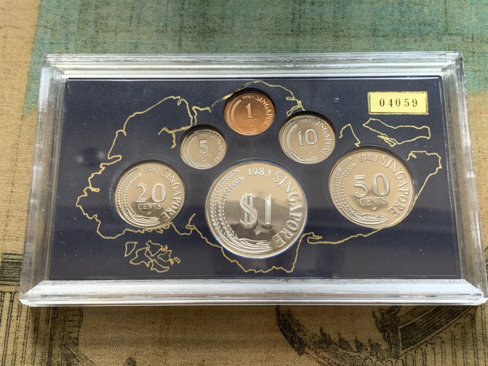 《竞宝斋》第84场-本周日，周一2场连拍（全场不限金额包邮） 新加坡 1983年 Proof精制含银套币 新加坡经典图案 银币 木盒包装含18.05克大银 镜面+喷砂工艺交相辉映 全品未氧化