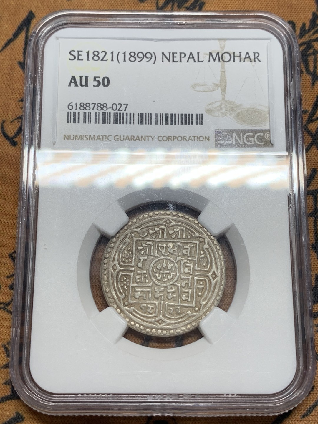 《竞宝斋》第84场-本周日，周一2场连拍（全场不限金额包邮）  NGC AU50 尼历1821（1899）年尼泊尔早期1莫哈mohar银币  45°背逆