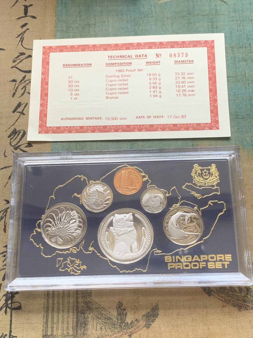 《竞宝斋》第84场-本周日，周一2场连拍（全场不限金额包邮） 新加坡 1983年 Proof精制含银套币 新加坡经典图案 银币 木盒包装含18.05克大银 镜面+喷砂工艺交相辉映 全品未氧化