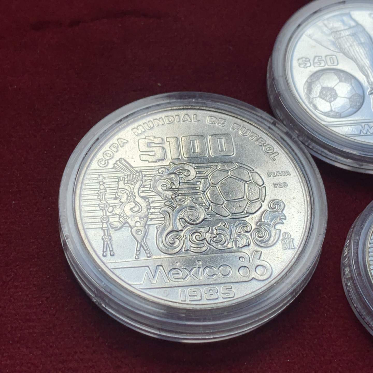 《竞宝斋》第84场-本周日，周一2场连拍（全场不限金额包邮） 原盒装证书墨西哥1985年世界杯足球赛三枚纪念银套币  25P   7.776g   50P   15.552g     100P  31.103g