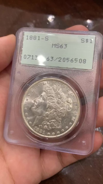 《竞宝斋》第84场-本周日，周一2场连拍（全场不限金额包邮） 摇摇乐老盒 PCGS-MS63 美国 1881年S版 1美元 摩根银币 极美原光摩根白币 底板丝滑赏心悦目 光度很好