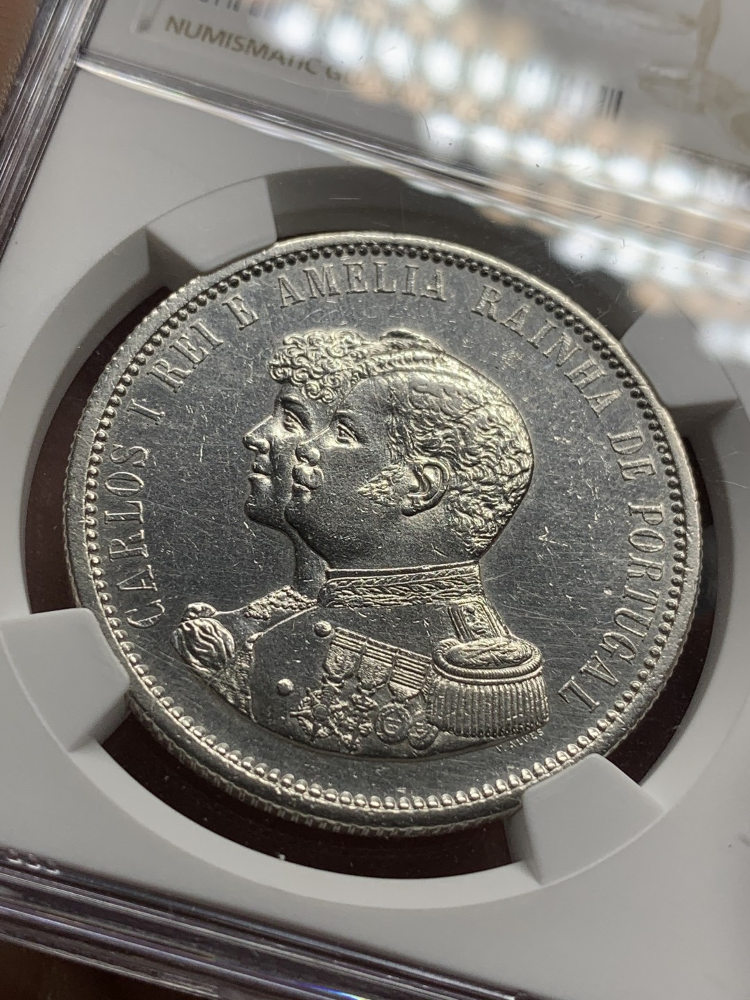 《竞宝斋》第84场-本周日，周一2场连拍（全场不限金额包邮） NGC-UNCD 葡萄牙卡洛斯一世1898年发现印度400周年1000瑞斯纪念银币。