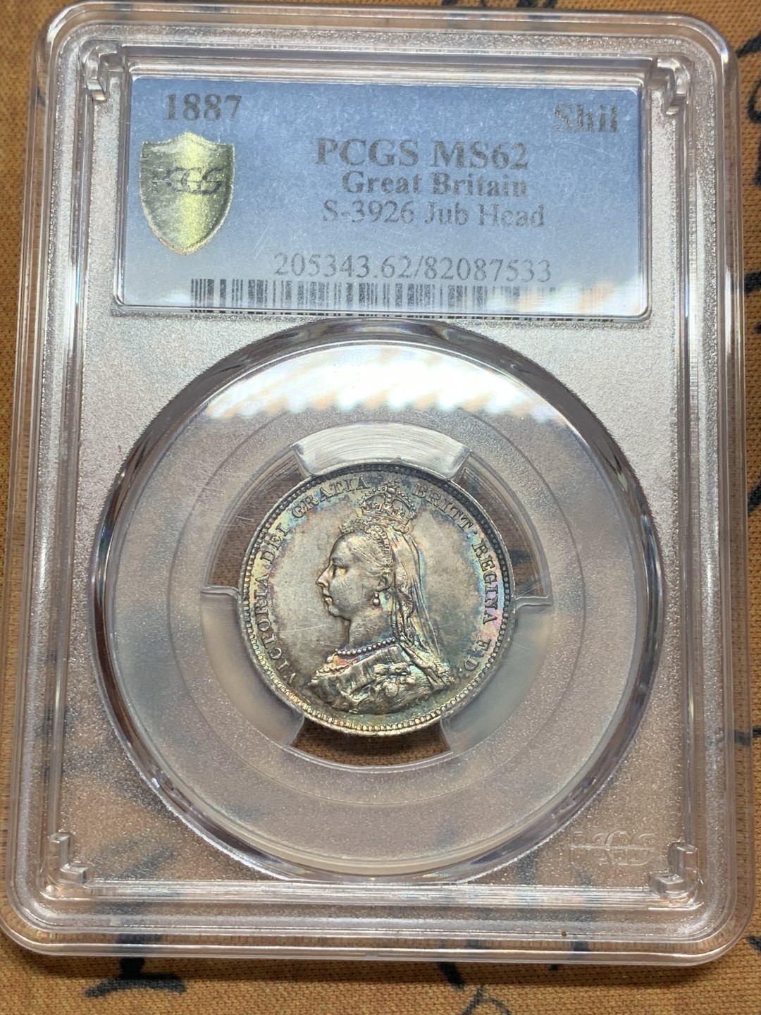 《竞宝斋》第84场-本周日，周一2场连拍（全场不限金额包邮） PCGS-MS62英国1887年维多利亚高冠一先令银币 两面彩虹彩 五彩斑斓美不胜收  细节也到位 不可多得的一颗 