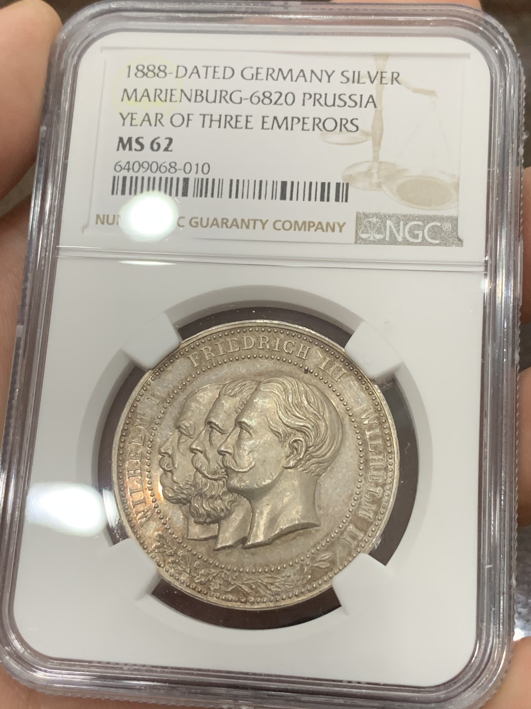 《竞宝斋》第84场-本周日，周一2场连拍（全场不限金额包邮） NGC MS62德国1888年三皇年威廉一、二世，腓特烈三世帝国鹰纪念银章，镜面底板，祖孙三代的经典形象