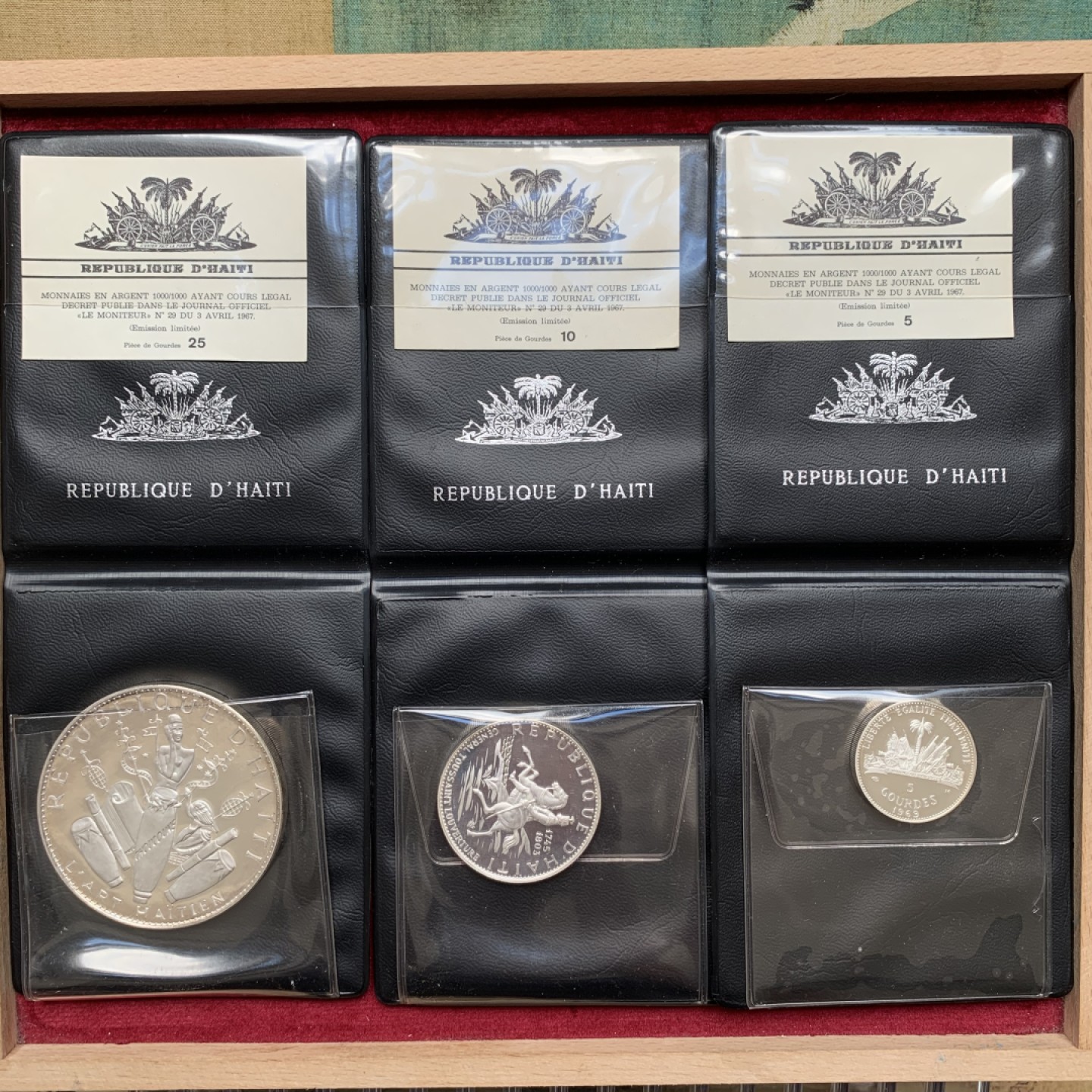 《竞宝斋》第84场-本周日，周一2场连拍（全场不限金额包邮） PROOF原包装海地1968、1969年5.10.25盾三枚纪念银套币  独立包装   5盾  1969年 1175枚最少的一年 23.52g    0.999