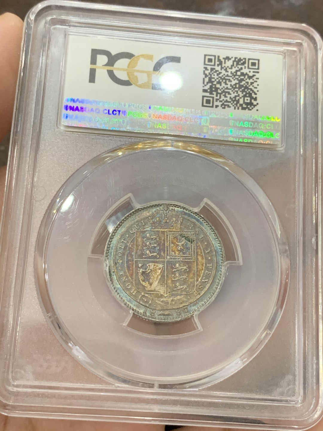 《竞宝斋》第84场-本周日，周一2场连拍（全场不限金额包邮） PCGS-MS62英国1887年维多利亚高冠一先令银币 两面彩虹彩 五彩斑斓美不胜收  细节也到位 不可多得的一颗 